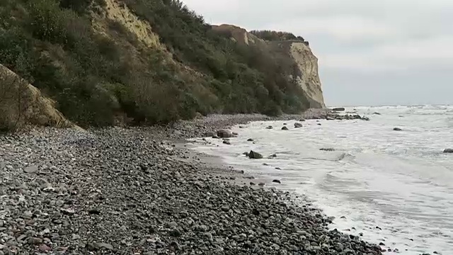 波罗的海沿岸的阿科纳角海滩景观。白垩崖和黑刺李丛。(德国梅克伦堡- vorpommern)鲁根岛。视频素材