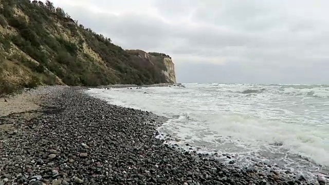 波罗的海沿岸的阿科纳角海滩景观。白垩崖和黑刺李丛。(德国梅克伦堡- vorpommern)鲁根岛。视频素材