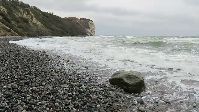 波罗的海沿岸的阿科纳角海滩景观。白垩崖和黑刺李丛。(德国梅克伦堡- vorpommern)鲁根岛。视频素材