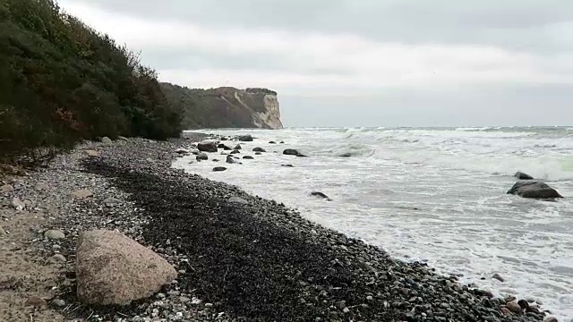 波罗的海沿岸的阿科纳角海滩景观。白垩崖和黑刺李丛。(德国梅克伦堡- vorpommern)鲁根岛。视频素材