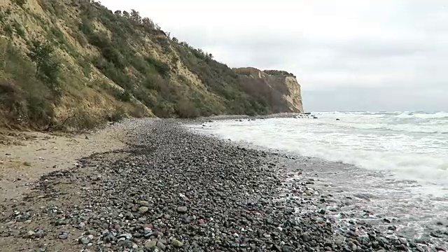 波罗的海沿岸的阿科纳角海滩景观。白垩崖和黑刺李丛。(德国梅克伦堡- vorpommern)鲁根岛。视频素材