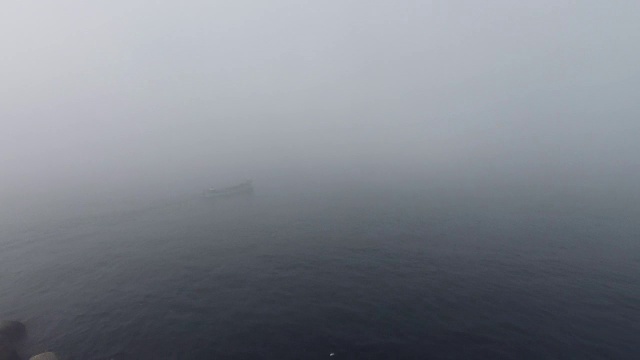 船在雾蒙蒙的海边，航拍录像视频素材