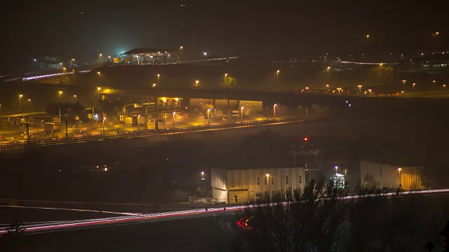 夜晚的城市，机器的痕迹，灯光和工厂的烟雾视频素材