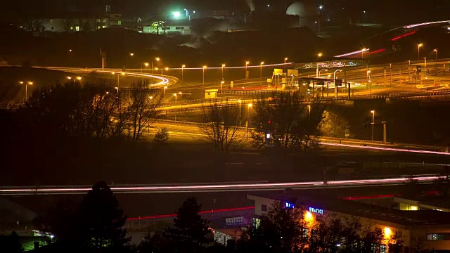 夜晚的城市，机器的痕迹，灯光和工厂的烟雾视频素材