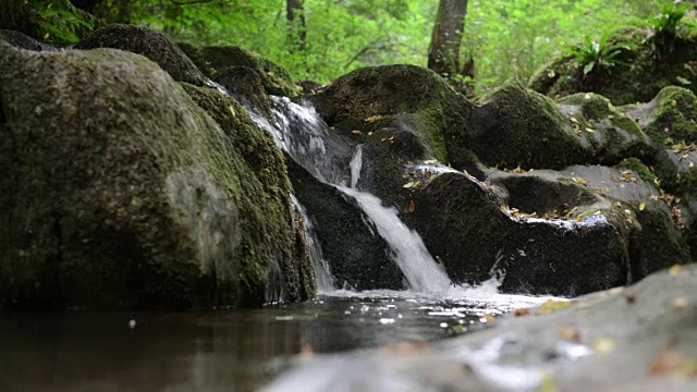 Donnerloch。摩泽尔河旁的布罗登巴赫河。瀑布和石头。野生景观。(德国莱茵兰-普法尔茨州)视频素材