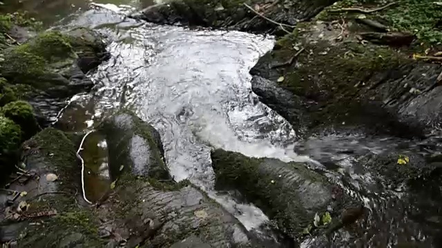 摩泽尔河旁的布罗登巴赫河。瀑布和石头。野生景观。(德国莱茵兰-普法尔茨州)视频素材