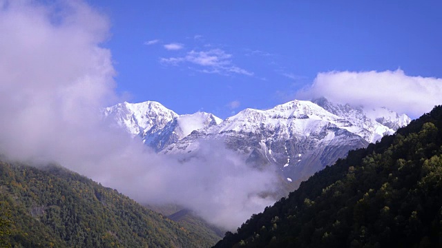 雪峰和移动的云。4 k视频素材