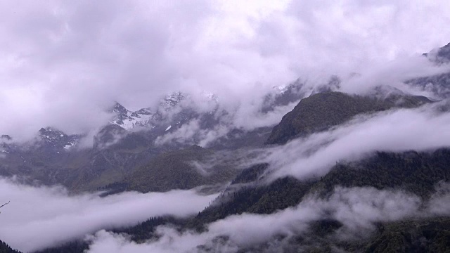 暴风云在山峰间移动。视频素材