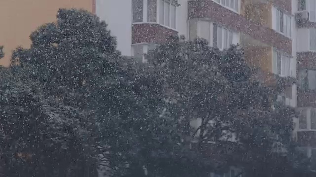 降雪。城市的距离。结霜的寒冷的天气。慢动作视频素材