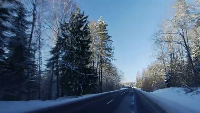 冬季景观有道路、森林和蓝天，车的视角视频素材