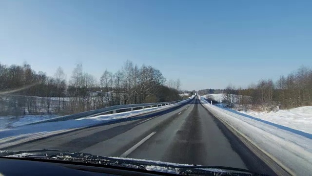 冬季景观有道路、森林和蓝天，车的视角视频素材