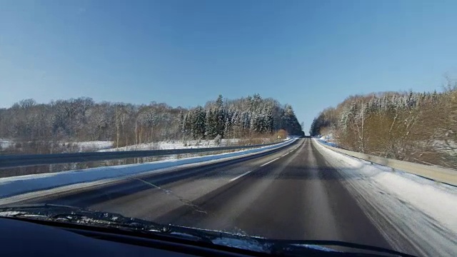 冬季景观有道路、森林和蓝天，车的视角视频素材