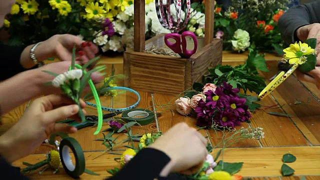 一个花商制作花戒的大师班。视频素材画面2