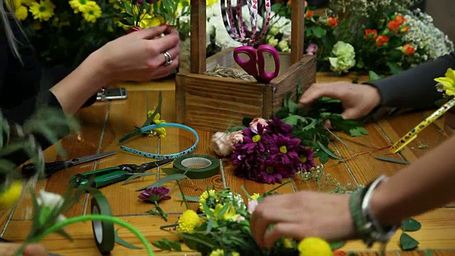 一个花商制作花戒的大师班。视频素材画面4