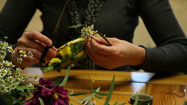一个花商制作花戒的大师班。视频素材画面1