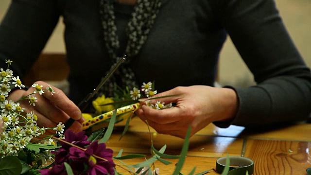 一个花商制作花戒的大师班。视频素材画面2