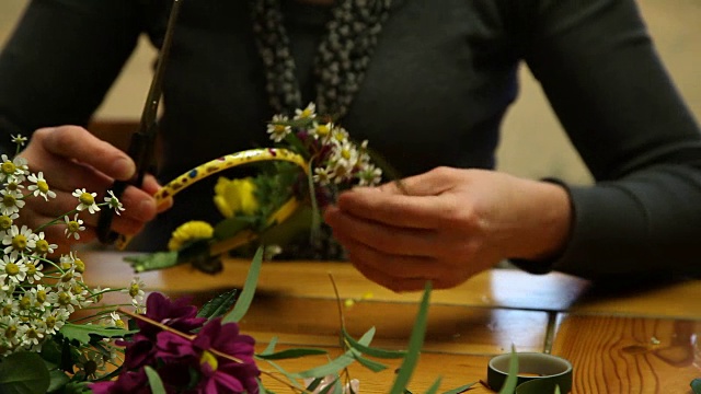 一个花商制作花戒的大师班。视频素材画面3