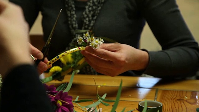 一个花商制作花戒的大师班。视频素材画面4