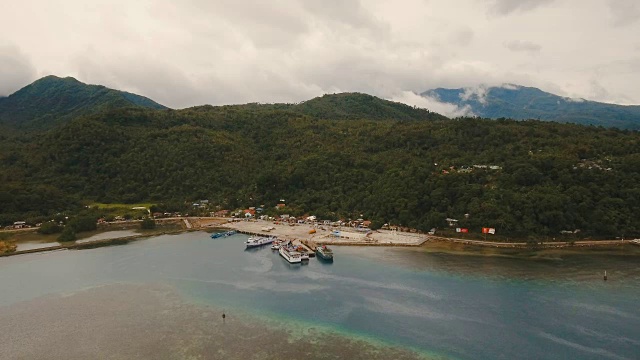 海上客运渡轮港鸟瞰图。卡米圭因岛，菲律宾视频素材