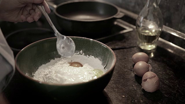 厨师将开菲尔酒与面粉和鸡蛋混合，做成煎饼面团(低饱和度)视频素材