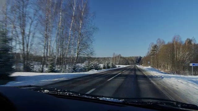 冬季景观有道路、森林和蓝天，车的视角视频素材