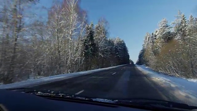 冬季景观有道路、森林和蓝天，车的视角视频素材