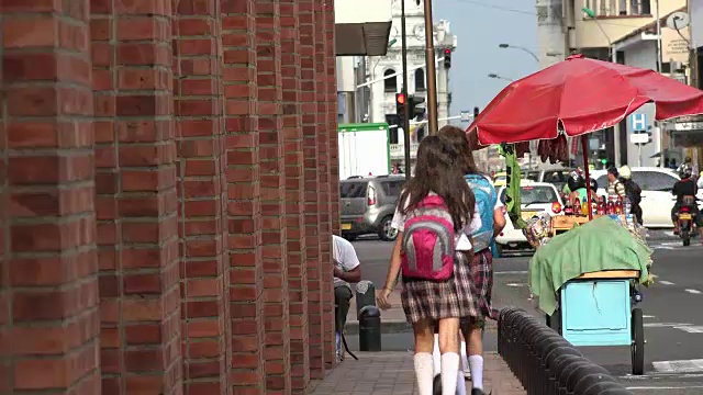 女学生在人行道上跑步视频素材