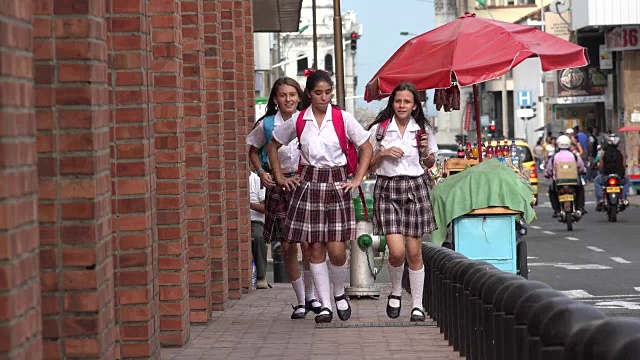 在人行道上跑步的少女学生视频素材