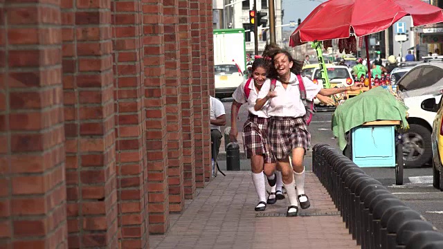 少女在人行道上跑步视频素材