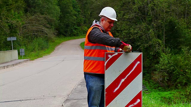 工人用扳手修理路标视频素材画面4