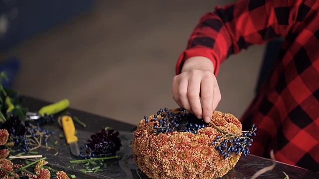 近距离观看花商的手，使花组成在办公室视频素材画面1
