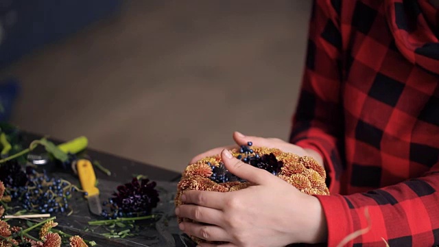 近距离观看花商的手，使花组成在办公室视频素材画面4