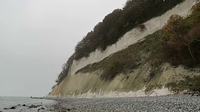 汝根岛白垩岩悬崖景观的秋天时间。色彩斑斓的山毛榉森林。(Mecklenburg-Vorpommern,德国)。波罗的海视频素材