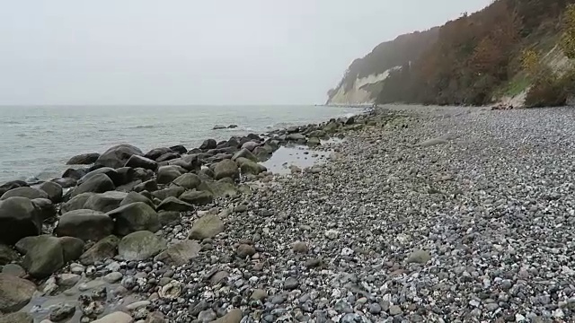 汝根岛白垩岩悬崖景观的秋天时间。色彩斑斓的山毛榉森林。(Mecklenburg-Vorpommern,德国)。波罗的海视频素材