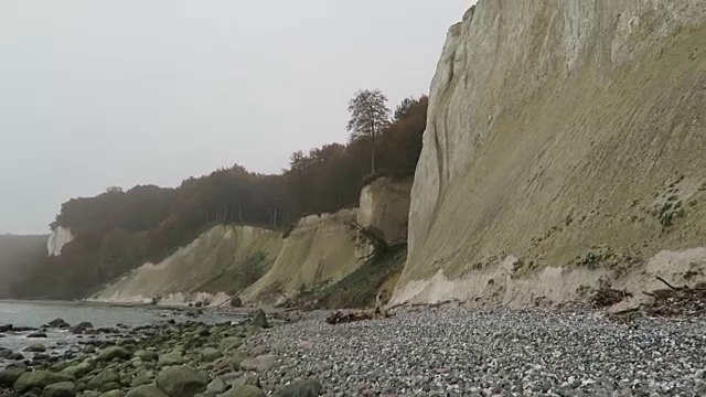 汝根岛白垩岩悬崖景观的秋天时间。色彩斑斓的山毛榉森林。(Mecklenburg-Vorpommern,德国)。波罗的海视频素材