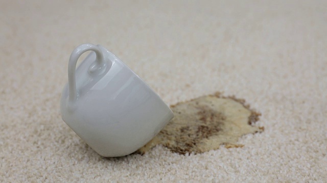 一杯咖啡掉了下来，洒在地毯上视频素材画面2