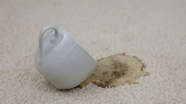 一杯咖啡掉了下来，洒在地毯上视频素材画面3