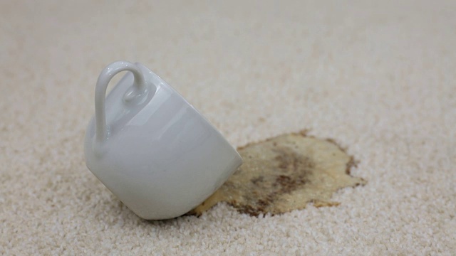 一杯咖啡掉了下来，洒在地毯上视频素材画面4