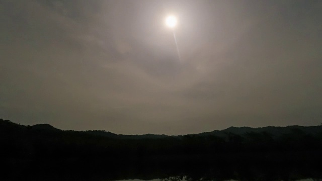 移动的云和月亮在夜空的时间流逝背景视频素材