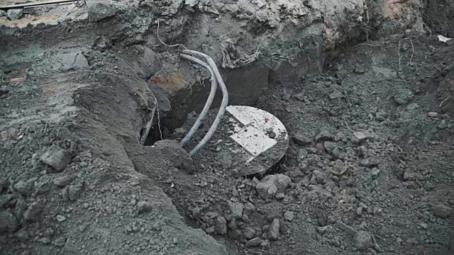 污水井建筑工地的脏水沟。移动拍摄视频素材