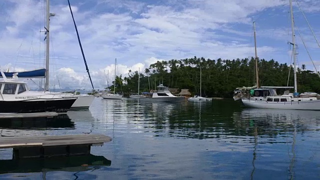 停泊在斐济Savusavu的Copra Shed Marina视频素材