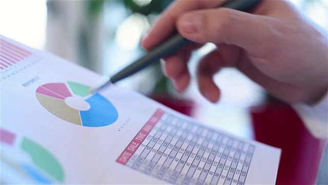 交易员分析收益图表视频素材画面2