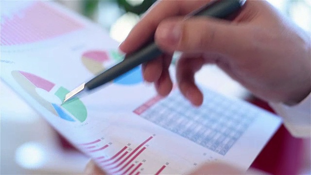 交易员分析收益图表视频素材画面4