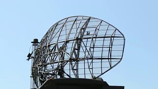 蓝天下的军用雷达碟形天线视频素材画面4