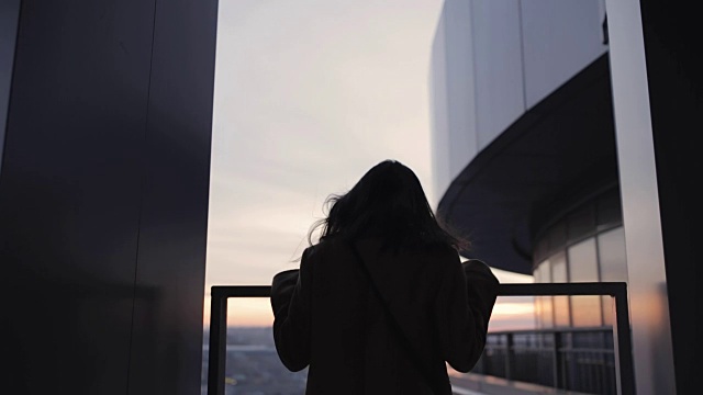 女人的剪影在高层摩天大楼看城市视频素材画面4