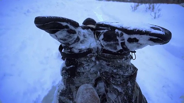 一个男人在雪地里用雪橇推着一个女孩视频素材