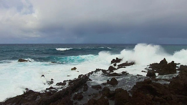 强烈的海浪冲击着特内里费岛的火山海岸视频素材