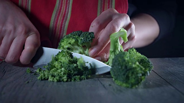 4K新鲜蔬菜沙拉，厨师切西兰花视频素材画面2