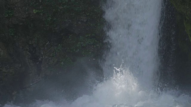 从汹涌的白水瀑布小雾水滴漂浮在空气中视频素材