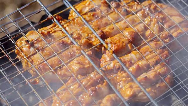 烤架上的鸡肉视频素材画面3